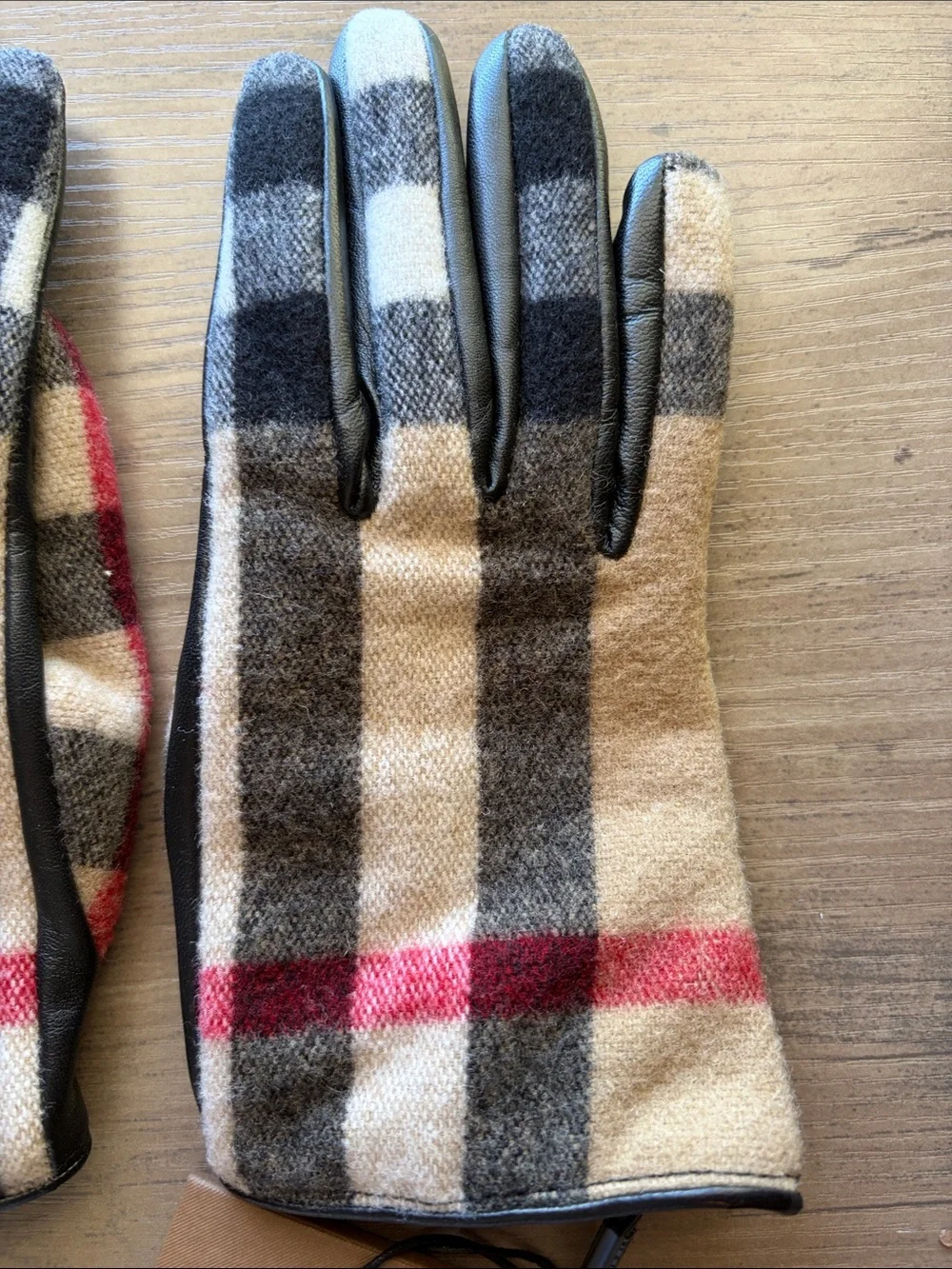 NWT Burberry Victoria Archive Beige Check gloves size 7